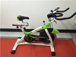 出售跑步机动感单车四人站综合训练器。四人站综合训练器4800元，动感单车2个，1500元/台。电动带...
